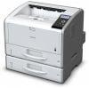 Fotografía de la impresora blanco y negro Ricoh SP 6430 DN con una unidad de recarga de papel tipo TK2010 adicional (opcional).